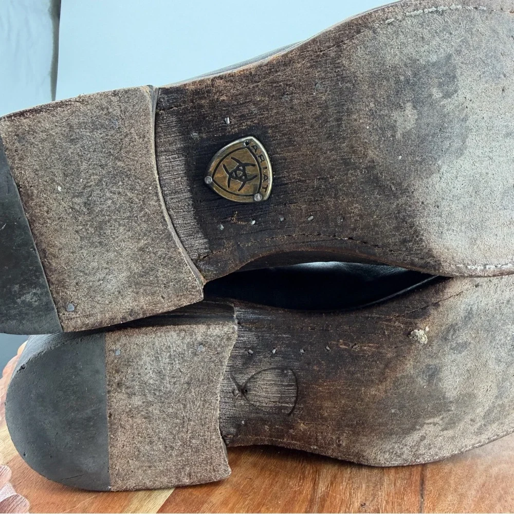 Ariat men's distressed‎ leather boots feature a mid-calf shaft sz 10.5 brown